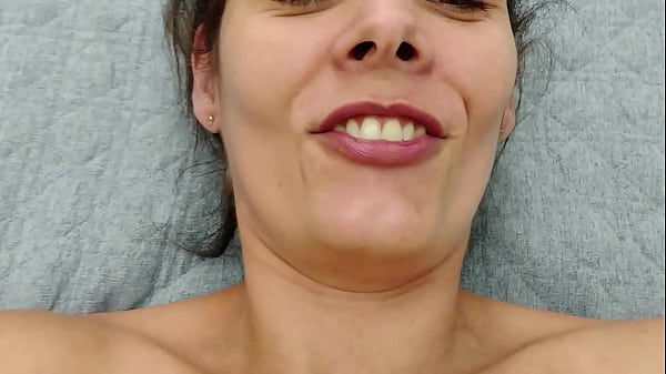 Coroa safada dando para um novinho amigo de faculdade do seu filho